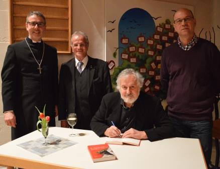 Dekan Matthias Büttner (stehend von links) und die Präsidenten der Dekanatssynode Fritz Schroth und Hartmut Scheider dankten Christian Nürnberger für seinen exzellenten Vortrag. Foto Nerche-Wolf Dekan Matthias Büttner (stehend von links) und die Präsidenten der Dekanatssynode Fritz Schroth und Hartmut Scheider dankten Christian Nürnberger für seinen exzellenten Vortrag. Foto Nerche-Wolf