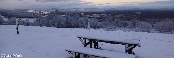 Winterliche Rhöner Brotzeitbank mit Blick ins Streutal