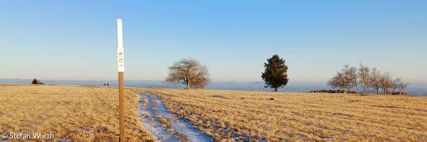 Hohe Rhön: Wegweiser und Schneereste