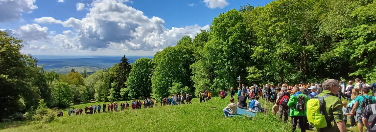Ökumenische Kreuzbergwallfahrt 2025_ Menschenschlange unterhalb des Neustädter Hauses