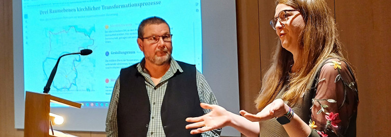 Dekan Uwe Rasp und die Landessynodale Rel.Päd. Carina Sehmisch bei der Dekanatssynode im Oktober 2026