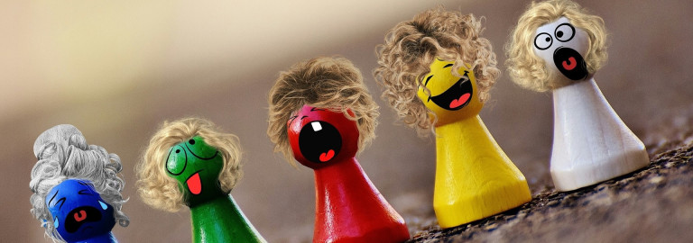 5 bunte Spielfiguren sind kreativ gestaltet.