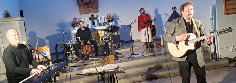 David Plüss, David Kandert, Margot Käßmann und Clemens Bittlinger am 25.4.2026 in Bad Neustadt