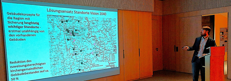 Diakon Maximilian Hubmann referiert bei der Dekanatssynode in Bad Neustadt.
