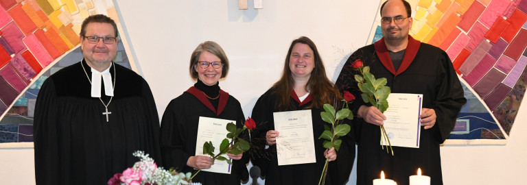Dekan Uwe Rasp gratulierte Lektorin Christa Straub, Prädikantin Karin Hild und Lektor Guido Dünisch mit Urkunden und Rosen.