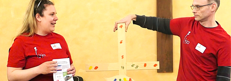 Ramona Dinkel und Johannes Krebs mit dem Holzkreuz der Firmlinge