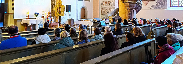 Blick in die Kirchenbänke beim Diakoniegottesdienst am 20.10.2026 in Ostheim vor der Rhön