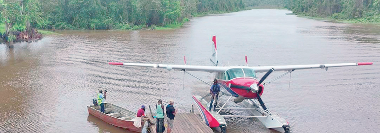 Ein Wasserflugzeug der MAF legt an auf einem Fluss in Papua-Neuguinea.