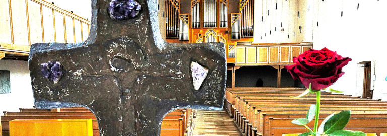 Kreuz und Rose auf dem Altar in Bad Neustadt mit Blick zur Orgel