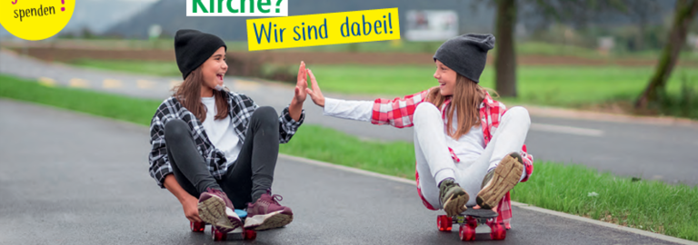 Foto: Zwei Jugendliche auf Skateboards; Text: "Kirche? - Wir sind dabei!"