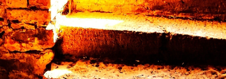 Drei steinerne Treppenstufen führen ins Licht