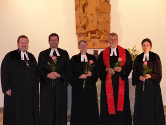 Dekan Uwe Rasp mit Pfarrer Carsten Bräumer, Pfarrerin Tina Mertten, Pfarrer Andreas Werner und Pfarrerin Julia Mucha (von links)