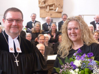 Im festlichen Kantatengottesdienst und vor den applaudierenden Sängerinnen und Sängern der Kantorei überreichte Dekan Uwe Rasp der Bad Neustädter Kirchenmusikdirektorin Karin Riegler Urkunde und Blumenstrauß.