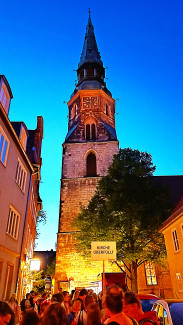 DEKT Hannover 2025 - Die Kreuzkirche im Abendlicht mit einer Warteschlange für den Nachtgottesdienst.