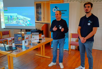 Johann Schauer und Joshua Scheuplein von den Ingenieuren ohne Grenzen