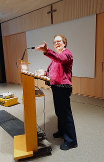 Schulreferentin Michaela Barth bei der Andacht zur "Sturmstillung" (Markus 4,35–41)