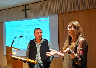 Dekan Uwe Rasp und die Landessynodale Rel.Päd. Carina Sehmisch bei der Dekanatssynode im Oktober 2026