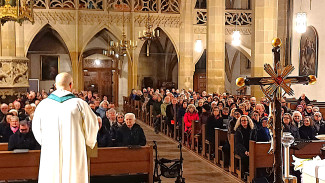 Ökumenische Chorandacht am 6.2.2026 in Bad Königshofen: Pfarrer Lutz Mertten spricht zu den Mitwirkenden und Teilnehmenden in der katholischen Stadtpfarrkirche.