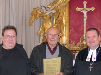 Otto Landgraf (Mitte) wurde von Dekan Uwe Rasp (r.) und Jürgen Bohn vom Kirchenvorstand für 70 Jahre Orgeldienst in der Kirche in Filke geehrt. 