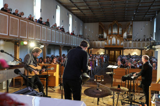 25.4.2026 Clemens Bittlinger, David Kandert, David Plüss und Publikum beim Dialogkonzert mit Margot Käßmann