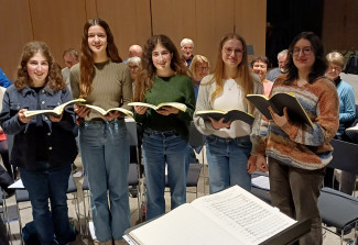 Fünf junge Sängerinnen bei einer Probe der Kantorei (von links: Anna, Sophie, Emma, Lena, Greta)