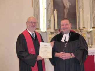 Dipl.-Religionspädagoge Stefan Wurth (links) erhielt von Dekan Uwe Rasp die Beauftragungsurkunde.