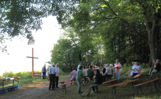 Ostheim Büchig Gottesdienst Szenerie mit Kreuz groß