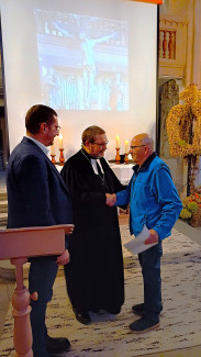 Diakonievorstand Carsten Bräumer und Dekan Uwe Rasp gratulieren Dieter Geis für seine langjährige Mitarbeit.