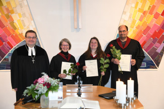 Dekan Uwe Rasp gratulierte Lektorin Christa Straub, Prädikantin Karin Hild und Lektor Guido Dünisch mit Urkunden und Rosen.