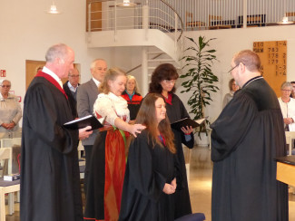 Karin Hild (Mitte) wurde von Dekan Uwe Rasp (r.) in den ehrenamtlichen Verkündigungsdienst als Lektorin eingeführt und von Prädikant Paul Dünisch, Christa Straub und Prädikantin Daniela Dünisch-Elzer (v. l.) eingesegnet. Im Gottesdienst wirkte auch Harry Koch (2.v.l.), der Vertrauensmann des Kirchenvorstands, mit.