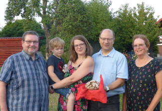 Mit Brot und Salz begrüßten Dekan Uwe Rasp (links) und Schulreferentin Michaela Barth (rechts) Simeon, Carina und Udo Sehmisch im Dekanatsbezirk.