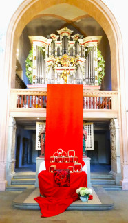 Taizé-Altar in der evang. Kirche St. Michael (Kirchenburg) in 97645 Ostheim vor der Rhön