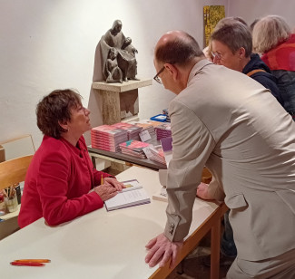 Dr. Margor Käßmann signiert am Büchertisch nach dem Konzert in Bad Neustadt an der Saale.