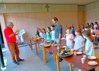 Szene "Letztes Abendmahl" beim Probentag für das Kindermusical - noch ohne Kostüme