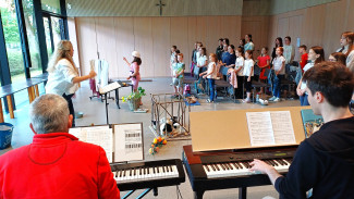 Thomas Riegler (links) und Hans-Peter gerling an den Pianos, Karin Riegler am Pult beim Probentag für das Kindermusical - Alle Kinder noch ohne Kostüme