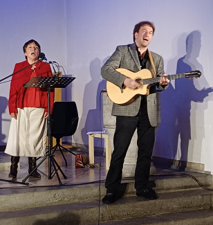 Margot Käßmann und Clemens Bittlinger am 25.4.2026 in der evang. Christuskirche in Bad Neustadt an der Saale