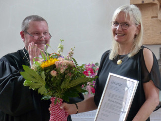 Dekan Rasp überreichte der scheidenden Dekanatsassistenz Marion Kaminski Blumen und eine Urkunde. 