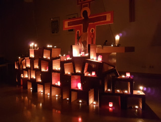 Lichtersteine und Kreuz beim Taizé-Gottesdienst in Münnerstadt