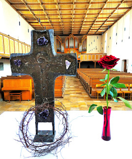 Kreuz und Rose auf dem Altar in Bad Neustadt mit Blick zur Orgel