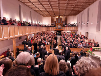 Blick vom Chor aus ins Kirchenschiff beim Weihnachtsoratorium am 6.12.2025 in der evang. Christuskirche in Bad Neustadt an der Saale