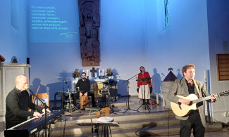 David Plüss, David Kandert, Margot Kämann und Clemens Bittlinger am 25.4.2026 in Bad Neustadt an der Saale