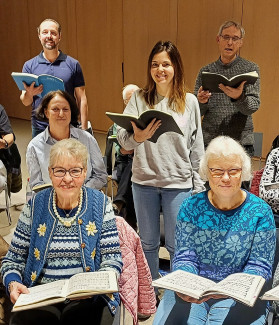 Marco Simon, Julia Springstubbe und Gernot Merklein (stehend von links) während einer Probe der Kantorei