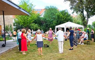 fetê de la musique 2026: Tanz vor der Kirche mit Heide-Rose Bär vor der evang. Christuskirche in Bad Neustadt