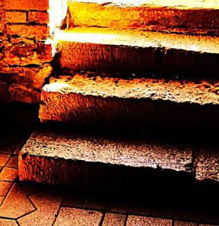 Steinerne Stufen führen ins Sonnenlicht.