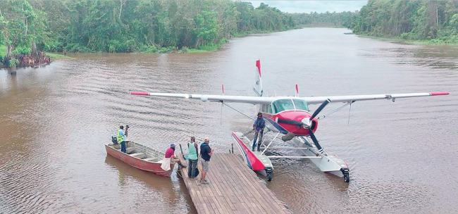 Ein Wasserflugzeug der MAF legt an auf einem Fluss in Papua-Neuguinea.