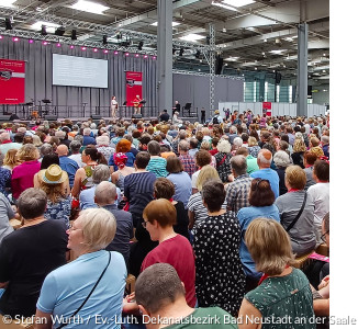 DEKT Hannover 2025 - Tausende beim Mittagssingen mit Fritz Baltruweit in Halle14/15