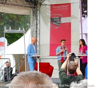 DEKT Hannover 2025 - Der Evang. Medienverband interviewte zahlreiche Prominente beim  "Roten Sofa"; hier EKD-Synodenpräses Anna-Nicole Heinrich und Kirchentagspräsidentin Anja Siegesmund in Diskussion mit Bundestagspräsidentin Julia Klöckner