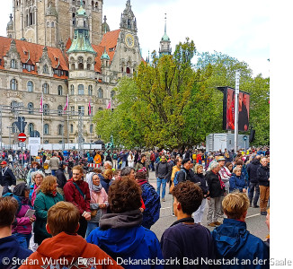 DEKT Hannover 2025 - Beim Abschlussgottesdienst vor dem Rathaus Hannovers feierten ca. 26.000 Christen in kleinen Gruppen miteinander Abendmahl.